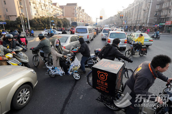 沪交警严查路口违法 电子警察揪出