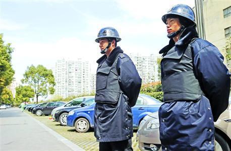 沪一小区上演抢车位大战:“特勤安保”全天巡逻