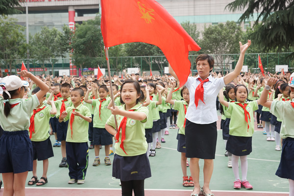 童心共筑“中国梦” 简朴热烈过节日