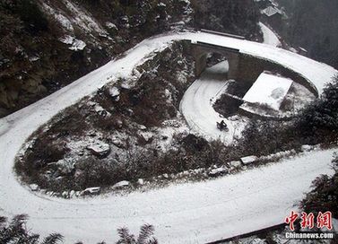 春运首日南方7省市多条路段因雨雪受阻