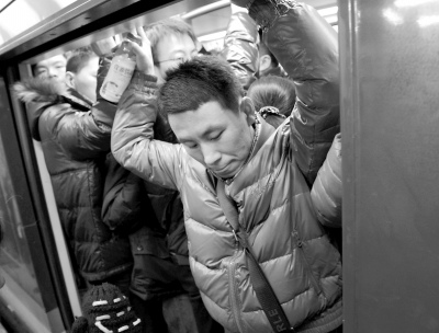 体验北京地铁：人是怎么被挤成“照片”的(图)
