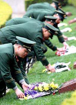 清明祭英烈忠诚铸警魂 各地多种形式祭奠公安英烈