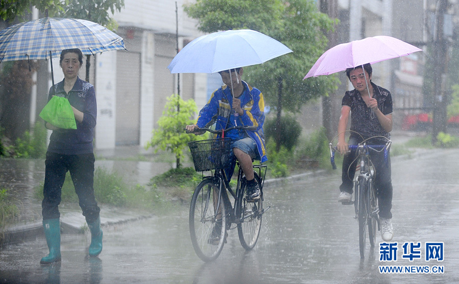 南方近日连遭强降雨 浙江发布首个暴雨黄色预警