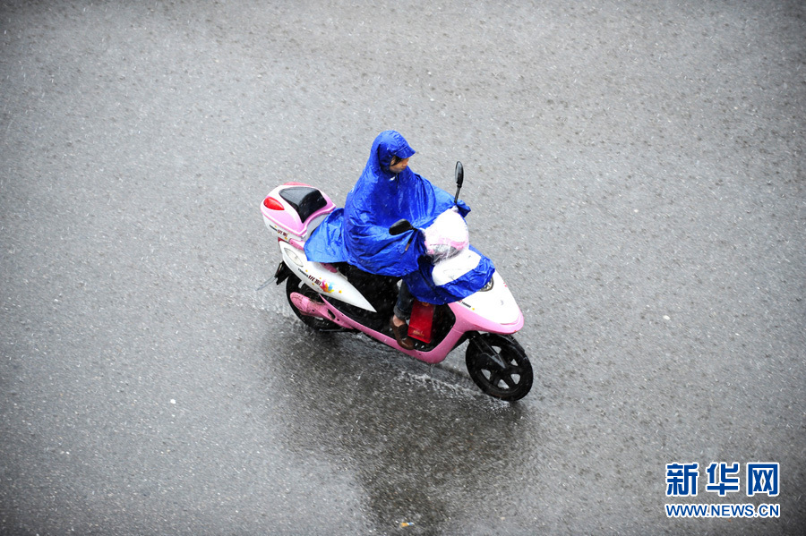 南方近日连遭强降雨 浙江发布首个暴雨黄色预警