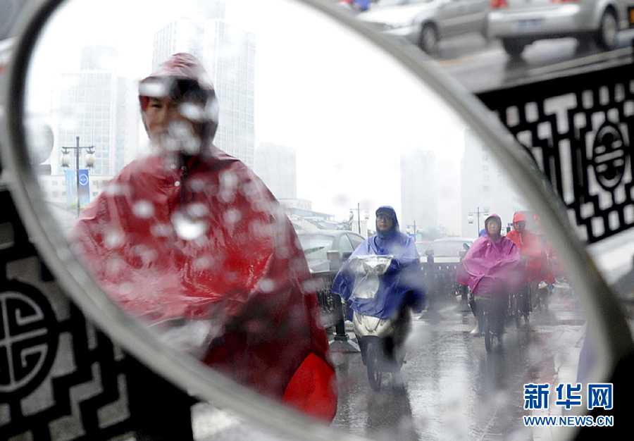 南方近日连遭强降雨 浙江发布首个暴雨黄色预警