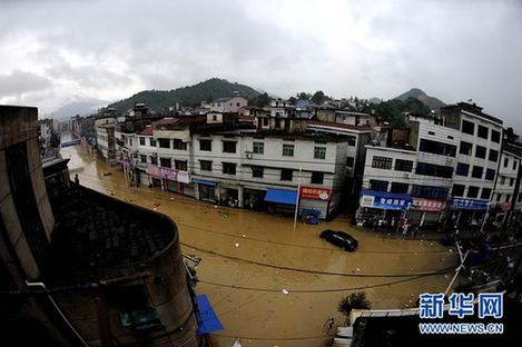 南方多省遭第二轮暴雨袭击 部分城市被洪水围困