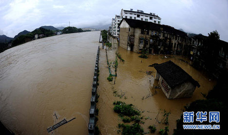 南方多省遭第二轮暴雨袭击 部分城市被洪水围困