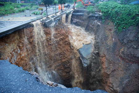 浙江221省道江山路段坍塌现30米深大洞