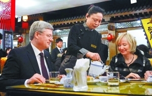 加拿大总理体验北京小吃 吃炸酱面喝豆汁