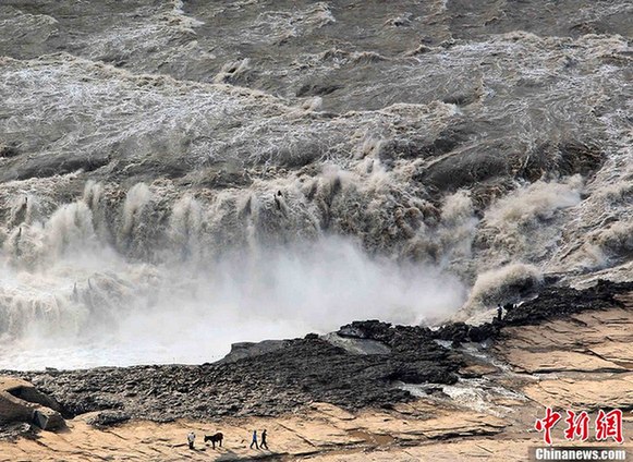 黄河壶口桃花汛洪峰安全度过 形成壮观瀑布