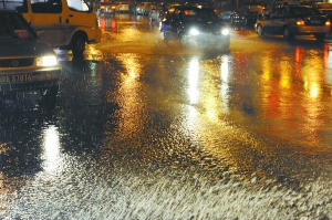 今年最强雷雨夜袭京城45分钟连发两次黄色预警