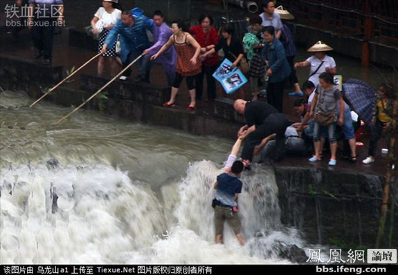 命悬一线！实拍凤凰古城暴雨中震撼一幕