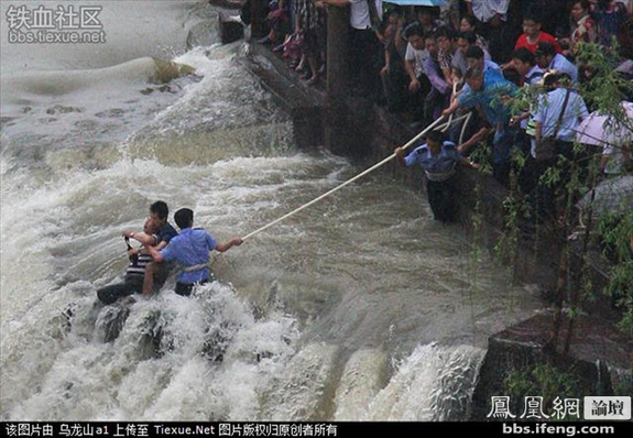 命悬一线！实拍凤凰古城暴雨中震撼一幕