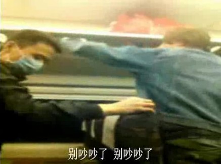 外籍音乐家动车当众脱鞋引发冲突 辱骂中国乘客(图)