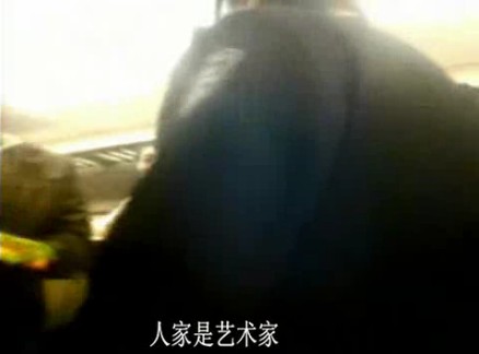 外籍音乐家动车当众脱鞋引发冲突 辱骂中国乘客(图)
