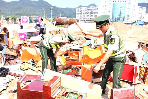 福建连江边防官兵联合公安部门销毁赌博机