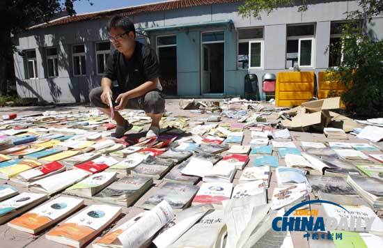 北京暴雨致一小学万余册图书被淹