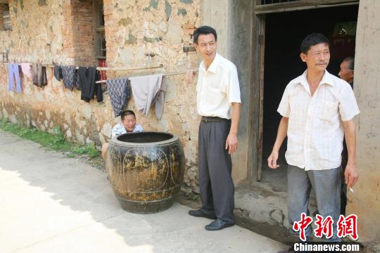 随州发现古代僧人“坐化缸” 祖孙三代护缸50余年