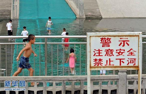 汛期以来雨多 河中嬉水，险！