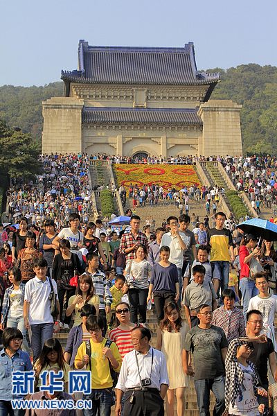 中秋国庆长假第三天景区游客量急剧攀升