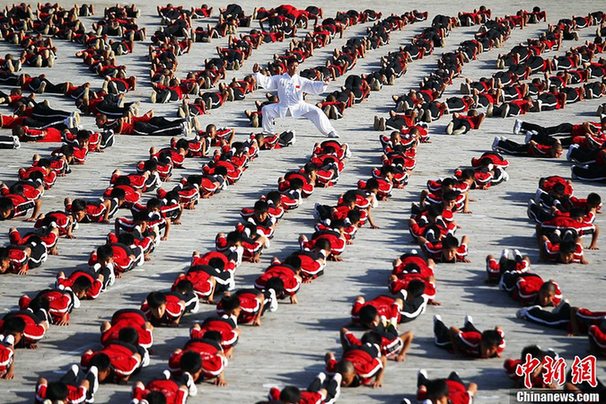 5万习武者少林寺沿途上演功夫嘉年华