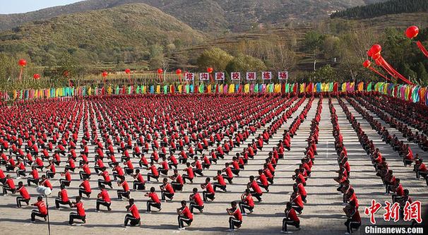 5万习武者少林寺沿途上演功夫嘉年华