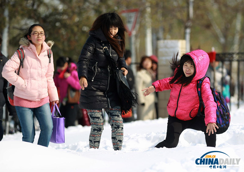 北京延庆遭遇52年来最大降雪 抗雪救灾有序进行