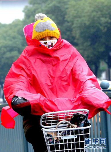 我国大部分地区迎大风降温天气