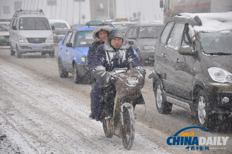 东北遭遇强降雪 中央气象台发布暴雪蓝色预警