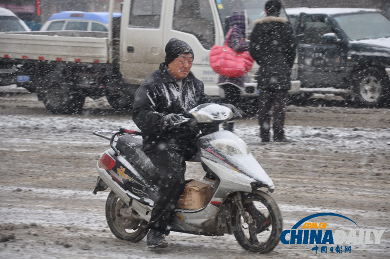 东北遭遇强降雪 中央气象台发布暴雪蓝色预警