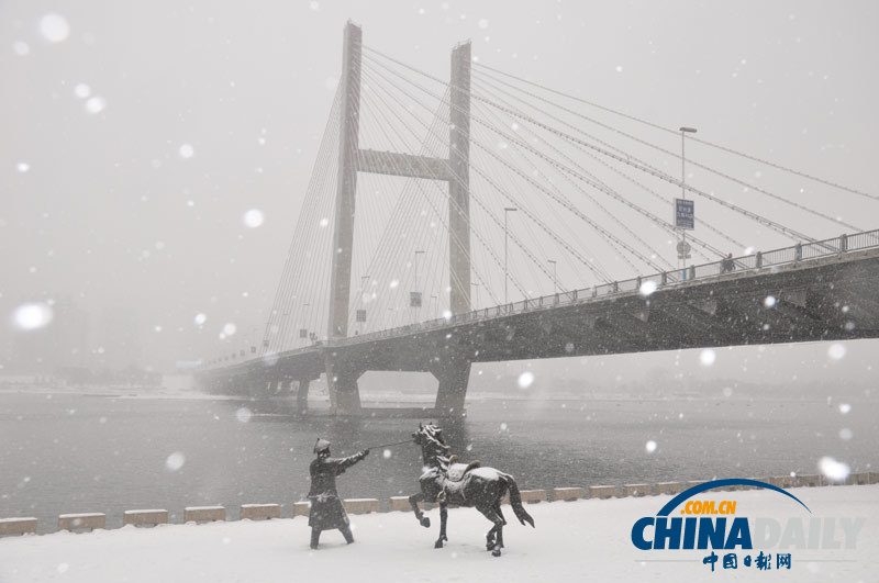 东北遭遇强降雪 中央气象台发布暴雪蓝色预警