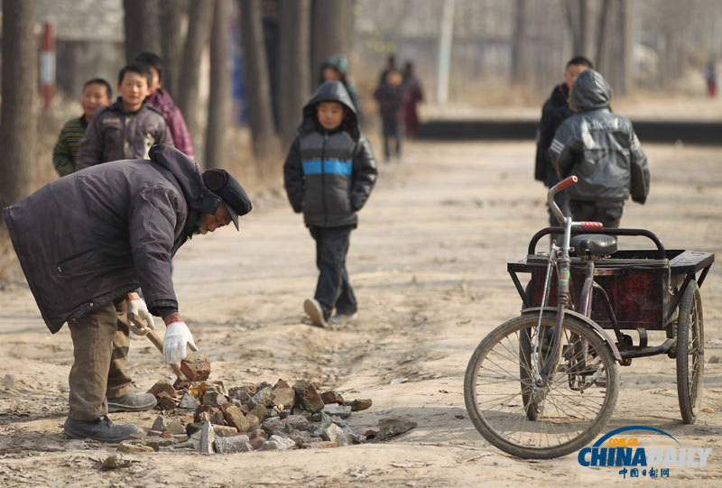 图片故事：75岁“好人老李”义务养路16年