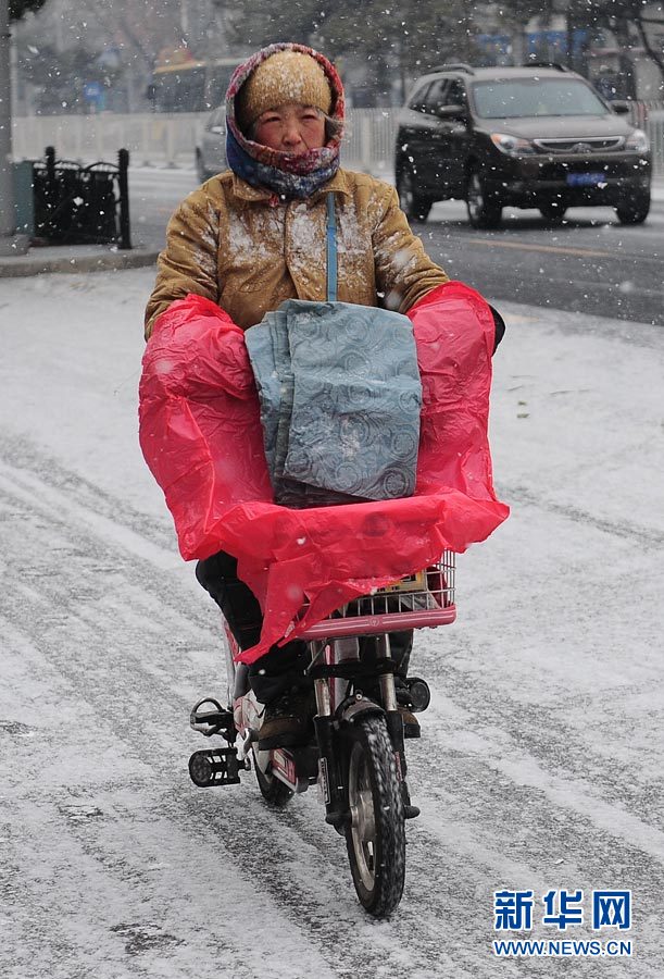 “雪花纷飞看京城”：北京大部地区迎来降雪