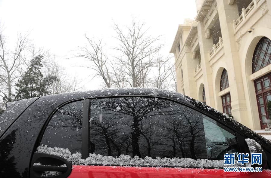 “雪花纷飞看京城”：北京大部地区迎来降雪