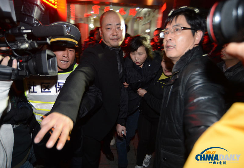 上海男子持刀劫持宾馆女服务员 警方破窗解救人质