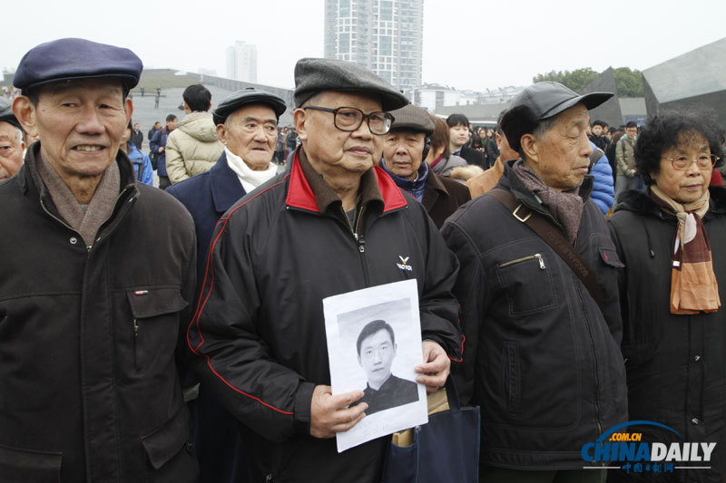 南京举行国际和平集会悼念南京大屠杀30万同胞遇难75周年