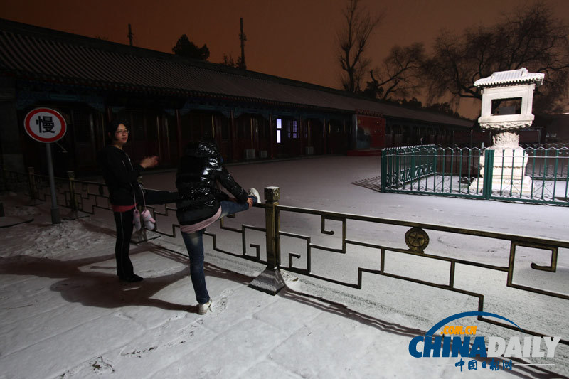 北京青年雪夜浪漫 紫禁城外卖萌扮酷