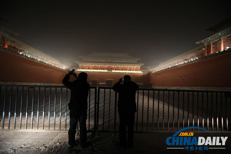 北京青年雪夜浪漫 紫禁城外卖萌扮酷