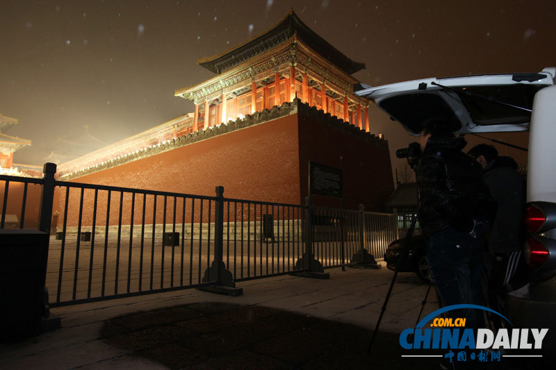 北京青年雪夜浪漫 紫禁城外卖萌扮酷