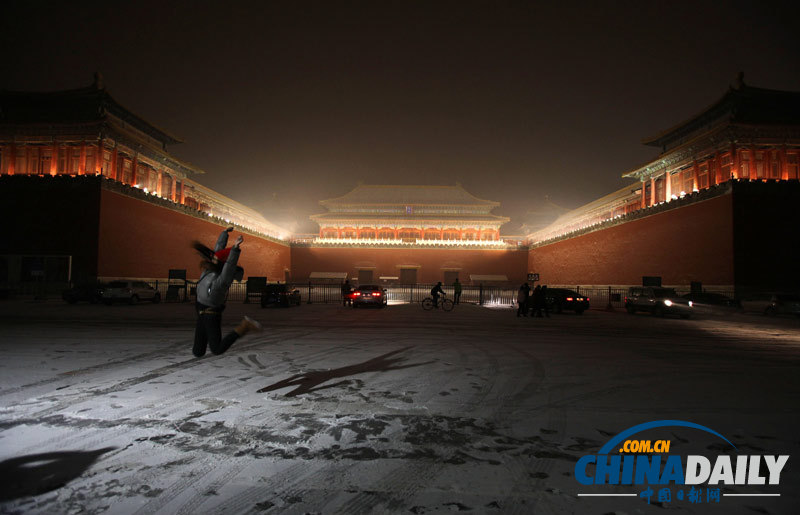 北京青年雪夜浪漫 紫禁城外卖萌扮酷