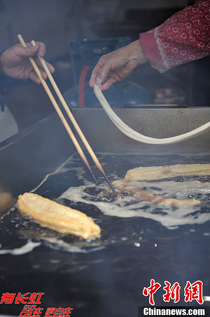 成都“油条哥”售“国际油条”走红