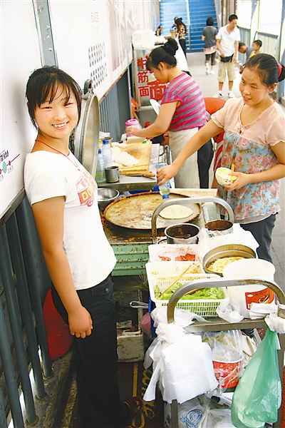 新生代农民工底层生活记录：繁华城市的匆匆过客