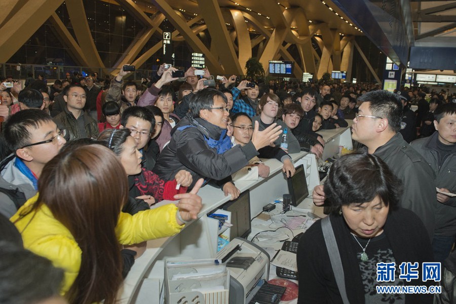 昆明长水机场近万人滞留 冲突不断