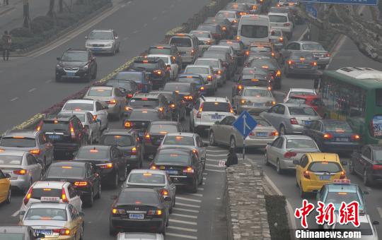 春节近尾声迎返程客流高峰 一线城市火车票紧张