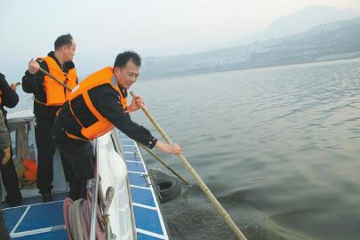 “中国第一飞人”驾滑翔机飞行坠湖 生死不明