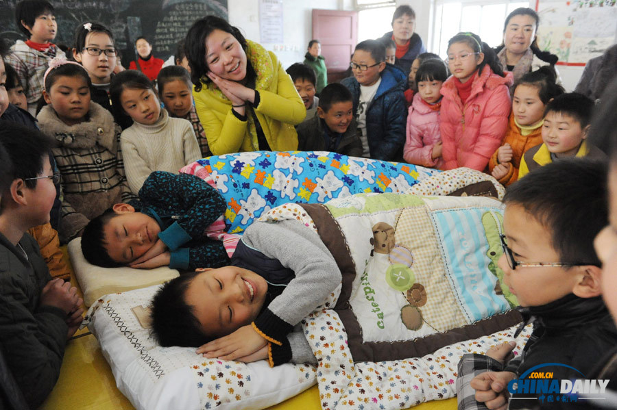 安徽阜阳：睡眠日“学生娃”学“睡觉”