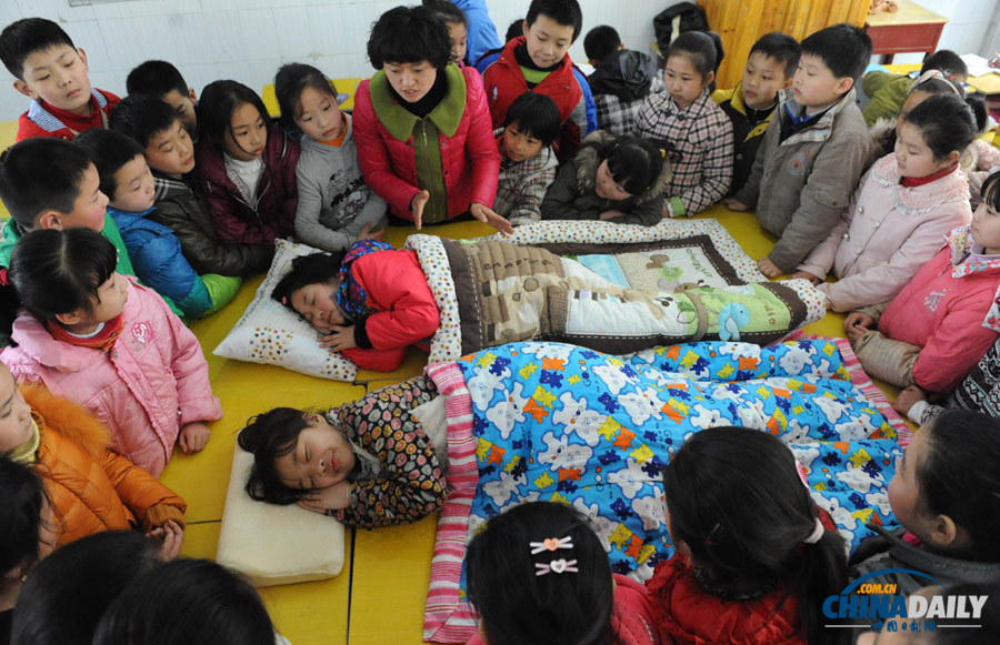 安徽阜阳：睡眠日“学生娃”学“睡觉”