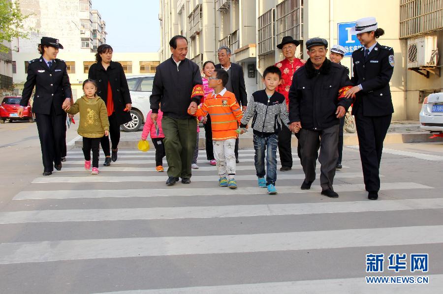 杭州新招治“中国式过马路” 路边摆屏幕“现场直播”