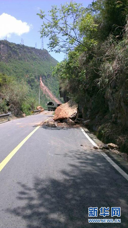 四川芦山7.0级地震 民间救援队往灾区集结