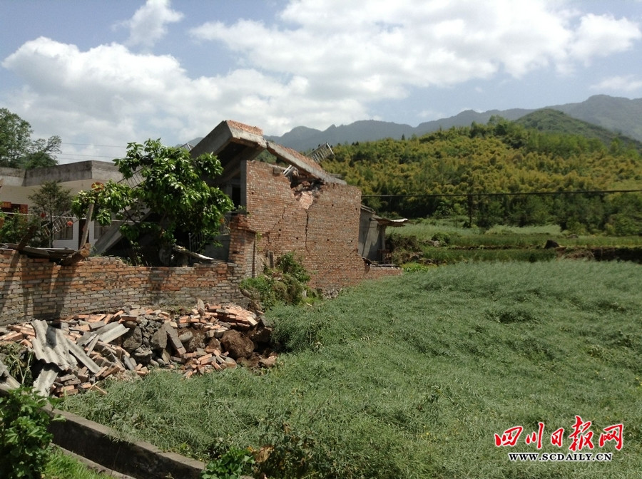 四川芦山7.0级地震 民间救援队往灾区集结